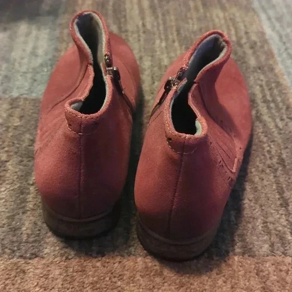 Earth origins leather perforated ankle boots size 7 M - Picture 4 of 4